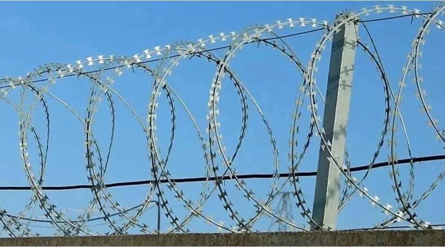 Galvanized Razor Barbed Wire Display 1 Galvanized Razor Barbed Wire Display 1